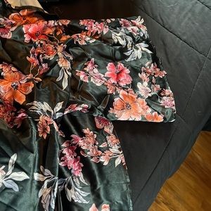 Silk shortie robe from Shein. Belt closure. Size 5x